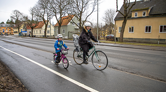  Ersätt inte bussen med bilen – Viktigt att våra barn kan gå och cykla säkert till skolan.