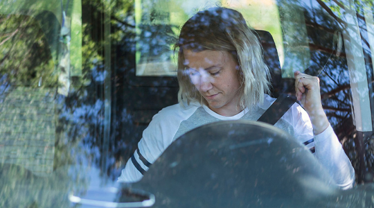 Ungdomar använder inte bälte i baksätet